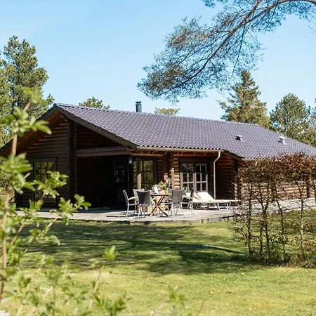 Authentic Log House Amid Evergreens In Vendsyssel Casa de Férias